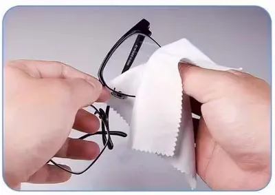 Scherpe bril reinigen met zachte doek voor optimaal zicht.