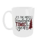 Kerstcadeau mok met feestelijk ontwerp en tekst 'It's the most wonderful time of the year' in zwart en rood, kerstboom illustratie.