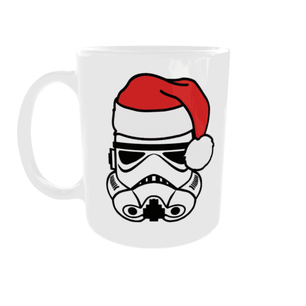 Kerstmuts en Stormtrooper popcultuur ontwerp op witte keramieken mok, perfect voor feestdagen.